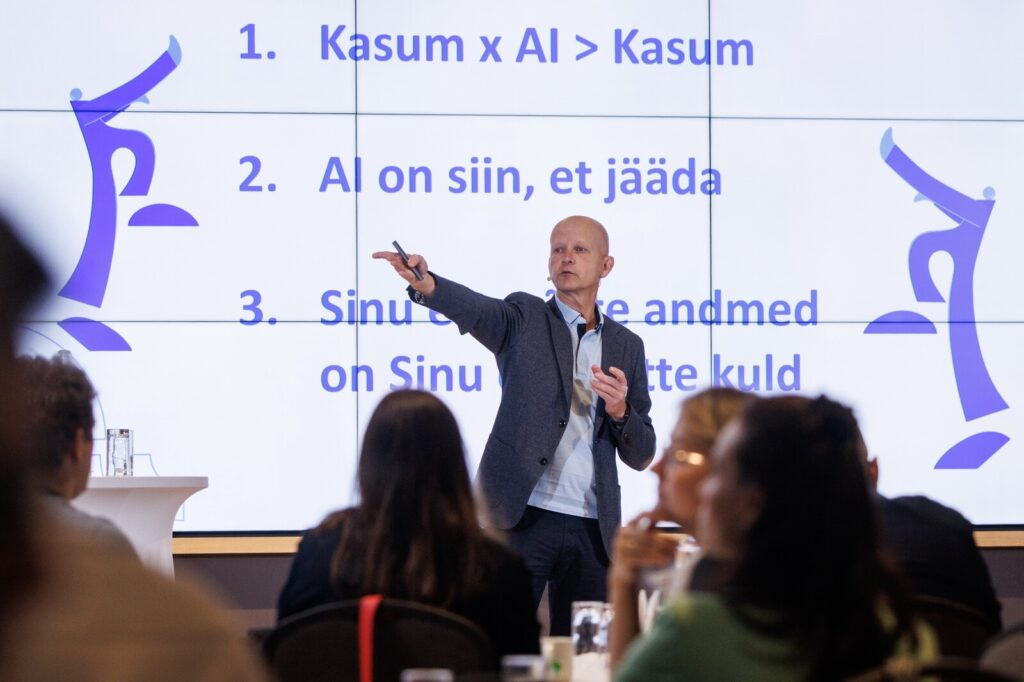 Ando Uus esinemas Äripäeva AI praktikute aastakonverentsil 2025, jagades teadmisi tehisintellekti kasust ettevõtetele.