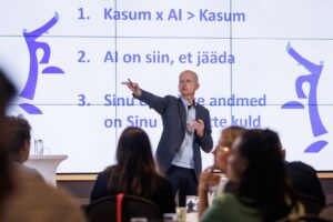 Ando Uus esinemas Äripäeva AI praktikute aastakonverentsil 2025, jagades teadmisi tehisintellekti kasust ettevõtetele.